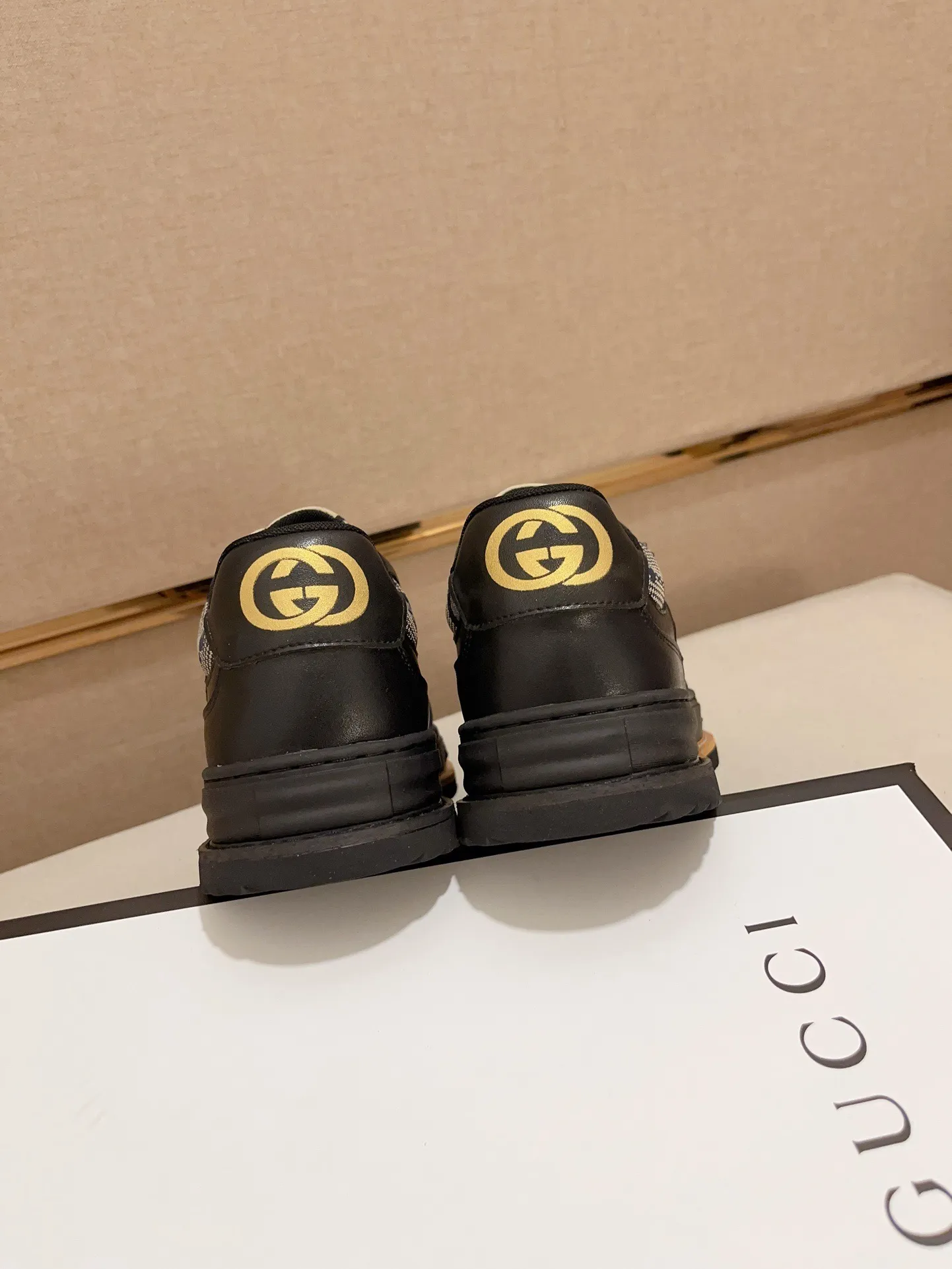 Men's shoes💰 420💰【gucci】Gucci men's latest series of casual shoes! The official website is built 1:1. The upper is made of imported high-quality cowhide, and the lining is made of high-quality sheepskin, which is soft and comfortable. Picky selection of materials and exquisite workmanship give you the best enjoyment. Number of yards: 38-44 yards. (Can be customized for 45 non-refundable)